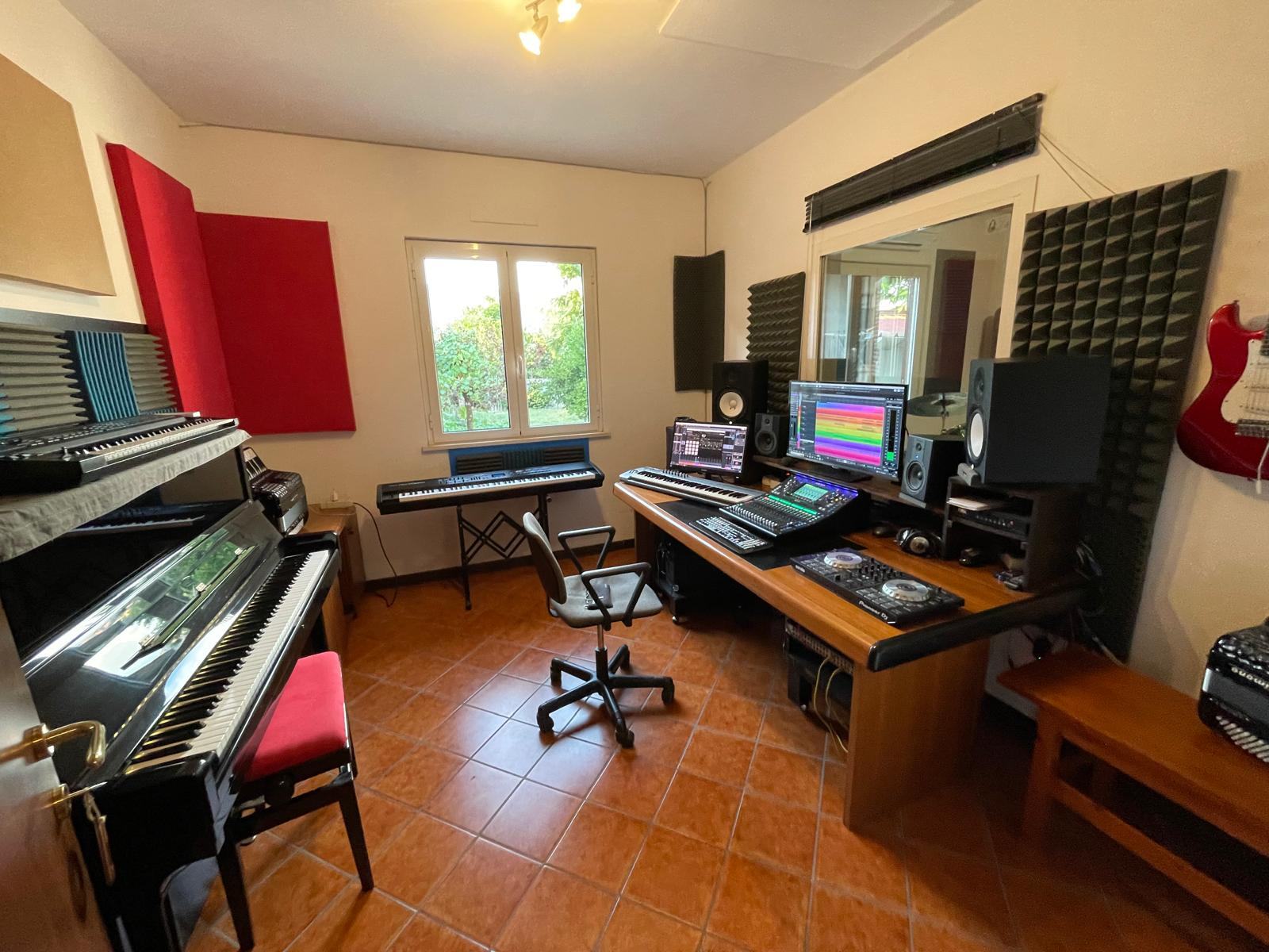 Interno Velester Music con pianoforte, tastiere e postazione studio